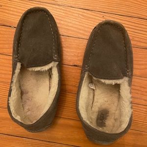 UGG Mocassin slippers size 6 in gray
